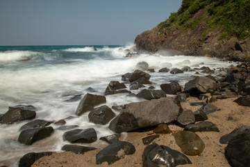 Fototapeta na wymiar 山陰の日本海　岩礁と浜辺