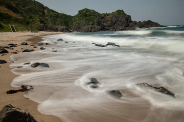 山陰の日本海　岩礁と浜辺