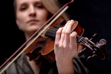 hand of a baroque violinist