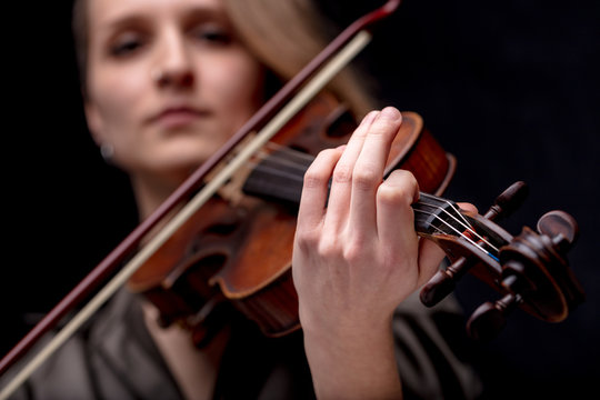 hand of a baroque violinist