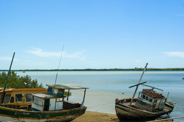 Boats, river, beach and landscape - Kitongo's beach (Praia Kitongo) - Bahia - Brazil