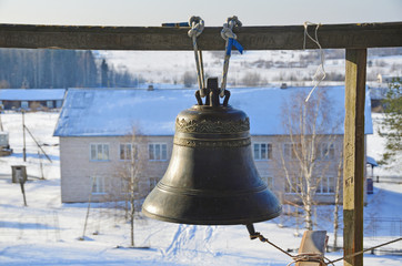 Obraz premium Big bell on the bell tower of the church of the Transfiguration (Preobrazhenskaya). XVIII century in Turchasovo. Russia, Arkhangelsk region, Onega district