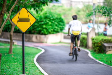 Traffic sign They are often found in gardens such as bicycle lanes, runway signs. Make sure you have the proper handling rules.