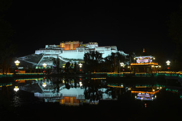 Ночной вид на дворец Потала в Лхасе. Тибет