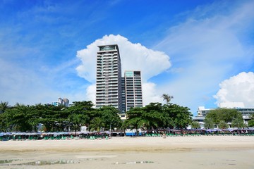 Fototapeta na wymiar PATTAYA, THAILAND - MAY 19, 2018 : Pattaya beach and city with blue sky and cloud in the evening, Many tourists visit here. View for seascape. Space for text in template. Travel concept.