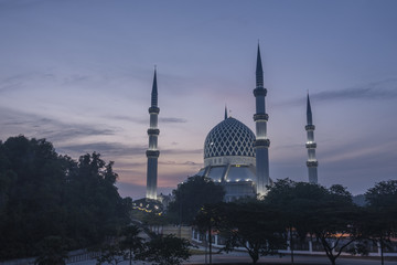 Fototapeta na wymiar Masjid Sultan Salahuddin Abdul Aziz Shah in Malaysia
