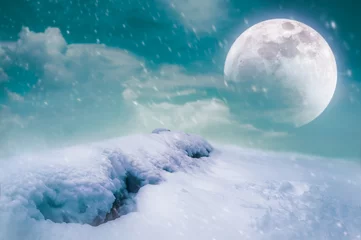 Papier Peint photo Hiver Paysage à la neige avec super lune. Fond de nature sérénité.