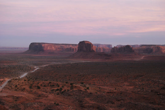 Sunset landscape of Monument Valley © korinoxe
