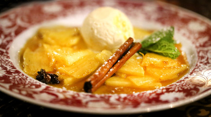 Obraz premium Photo of a close-up pineapple sweet with ice cream