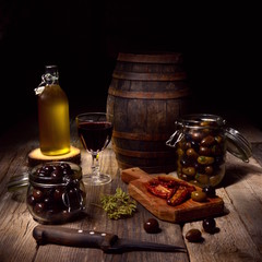 Natura morta con olive,olio,vino e pomodori secchi