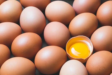 Fototapete Rund Chicken eggs and egg yolk,top view. © saknakorn