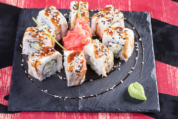 Японская кухня. Горячие и холодные закуски из морепродуктов/ Суши и роллы и креветки. Японская еда и морепродукты в ресторане