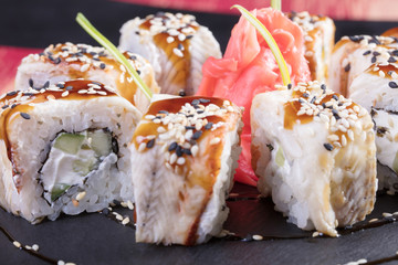 Японская кухня. Горячие и холодные закуски из морепродуктов/ Суши и роллы и креветки. Японская еда и морепродукты в ресторане