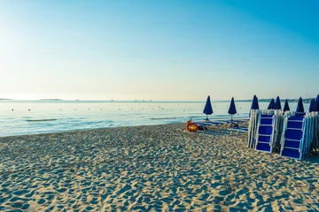Papier peint Plage de La Pelosa, Sardaigne, Italie lever de soleil sur la plage en sardaigne
