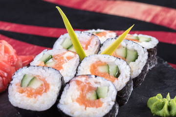 Японская кухня. Горячие и холодные закуски из морепродуктов. Суши и роллы и креветки. Японская еда и морепродукты в ресторане.