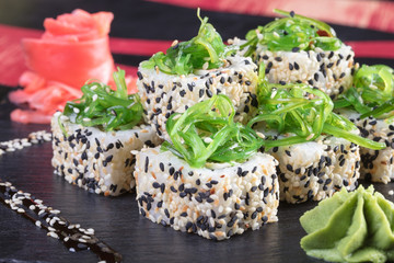 Японская кухня. Горячие и холодные закуски из морепродуктов. Суши и роллы и креветки. Японская еда и морепродукты в ресторане.
