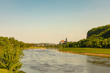 Landschaft an der Elbe bei Mei&szlig;en im Sommer