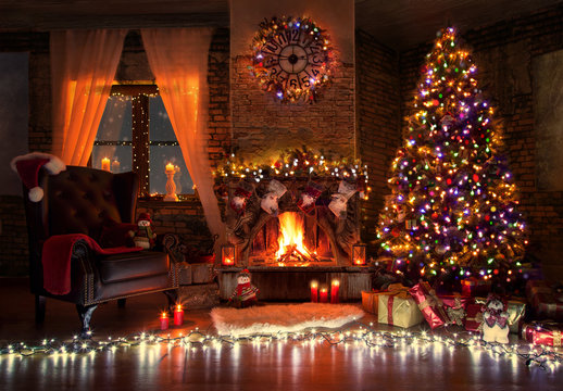 Wunderschön dekoriertes Weihnachtszimmer mit Kamin. 