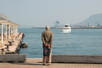 海を見つめる老人 シニア シニア世代 男性 1人 ひとり 一人 後ろ姿 高齢者 高齢 港 船着場 フェリー乗り場 船 見送る 外 晴れ 風景 背中 
