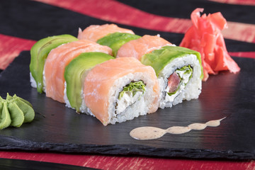 Японская кухня. Горячие и холодные закуски из морепродуктов. Суши и роллы и креветки. Японская еда и морепродукты в ресторане.