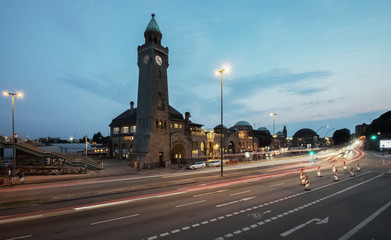 Fototapeta na wymiar Landungsbrücken Hamburg am Abend