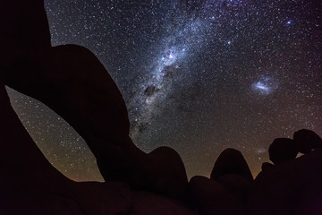 Felsbogen mit Sternenhimmel und Milchstraße, Spitzkoppe