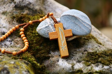 rosenkranz auf  steine     glauben