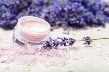 Obraz na płótnie Canvas natural facial cream with lavender
