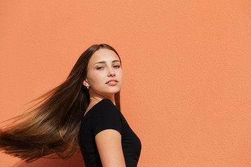 Obraz premium beautiful girl on background wall