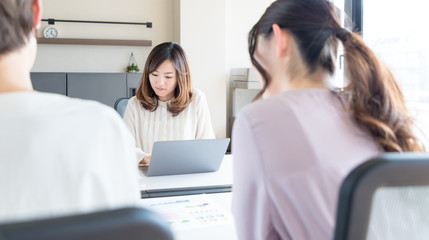 女性のビジネスシーン