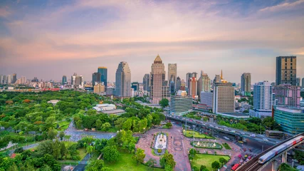 Foto op Plexiglas De stadshorizon van Bangkok met Lumpini-park van hoogste mening in Thailand © f11photo