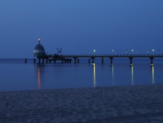 Obraz premium blaue stunde an der ostsee