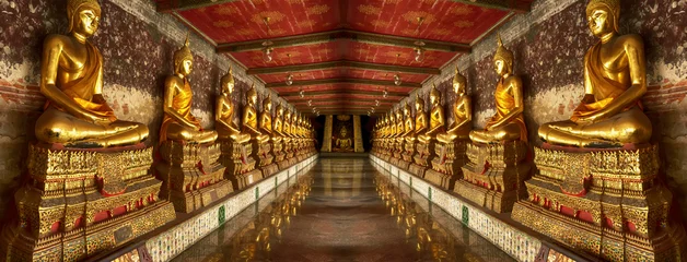 Foto op Plexiglas Boeddha Een mijlpaal van Wat Suthat Thepwararam in Bangkok, Thailand. Een plek waar iedereen in elke religie kan worden bekeken.