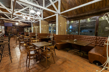 Fototapeta na wymiar empty restaurant in the evening