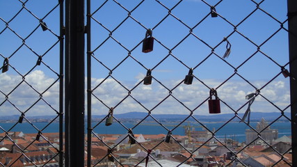 Candados del amor en el mirador de Santa Justa. Lisboa