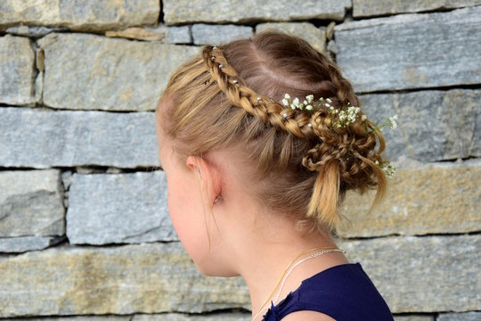 Hochsteckfrisur, h&uuml;bsches blondes M&auml;dchen zur Konfirmation, Frisur Haare geflochten