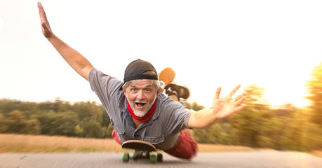 Rentnerpower auf Skateboard überglücklich