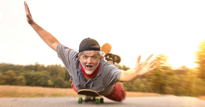 Rentnerpower auf Skateboard &uuml;bergl&uuml;cklich