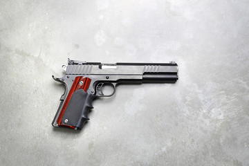 Broń palna. Pistolet. Pistolet na szarym tle.