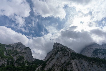 Obraz na płótnie Canvas Berge mit Wolken