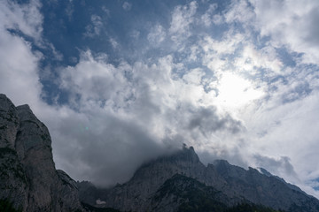 Berge mit Wolken