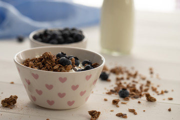 Fototapeta na wymiar Ausgewogenes Frühstück mit frischem Obst und Milchprodukten