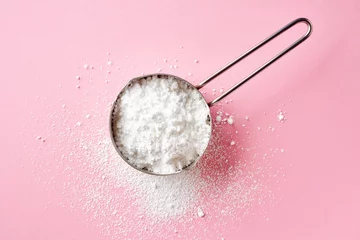 Plexiglas foto achterwand Powder sugar on pink background, from above © bigacis