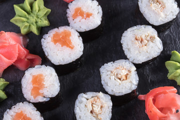 Японская кухня. Горячие и холодные закуски из морепродуктов. Суши и роллы и креветки. Японская еда и морепродукты в ресторане.