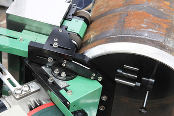 Machine for creating chamfers on pipes