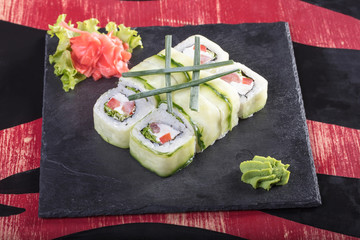 Суши и роллы и креветки. Японская еда и морепродукты в ресторане. Японская кухня. Горячие и холодные закуски из морепродуктов