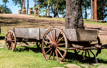 Carroça antiga de madeira