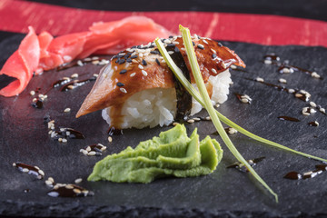 Суши и роллы и креветки. Японская еда и морепродукты в ресторане. Японская кухня. Горячие и холодные закуски из морепродуктов
