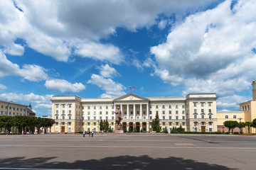 Obraz premium Plac Lenina, pomnik Lenina, administracja Smoleńska, Duma Regionalna latem przy słonecznej pogodzie w Smoleńsku w Rosji.