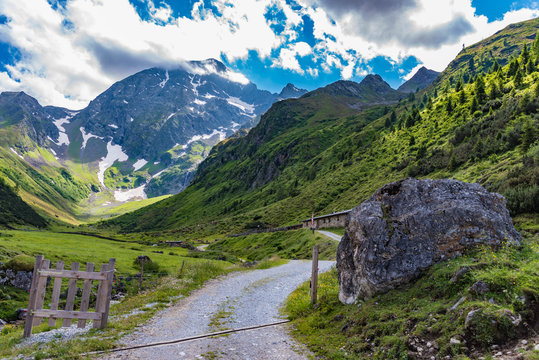Weg zur Karalm im Pinnistal mit Blick auf Habicht